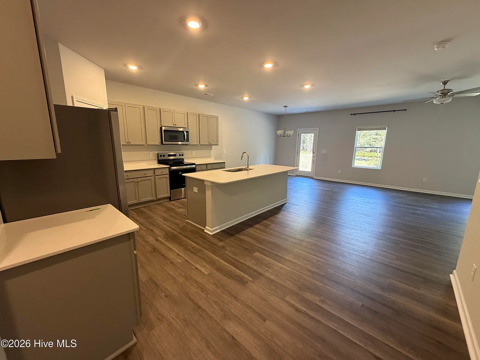 4 bed, 3.0 bath, $1,900 — Photo 2