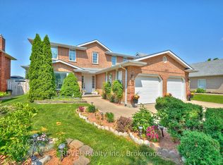 8007 Oakridge Dr, Niagara Falls, ON L2H 2W1