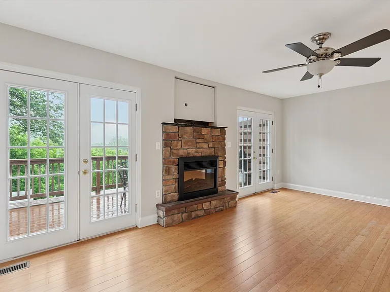 412 Heckle St — Photo 8