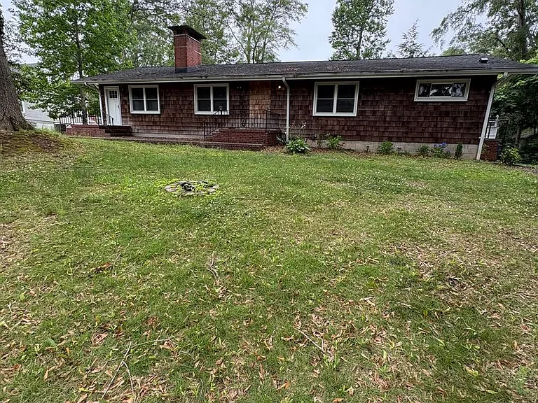 3 bedroom 3 bath in Spartanburg with Lots of Space Workshop in the garage!! — Photo 1