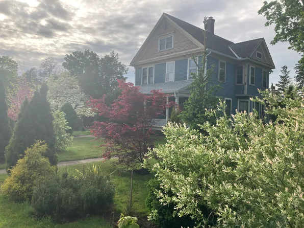 33 Meadow St #A, Amherst, MA 01002