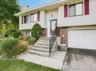 911 Greenhaven Dr, Vadnais Heights, MN 55127