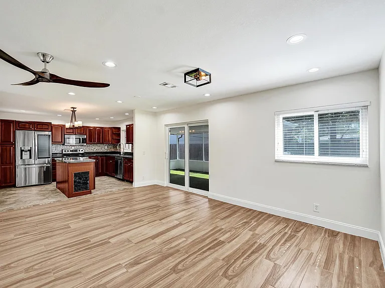 300 SW 19th Ave — Photo 7