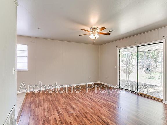 2nd image of 1424 Tanglewood Dr