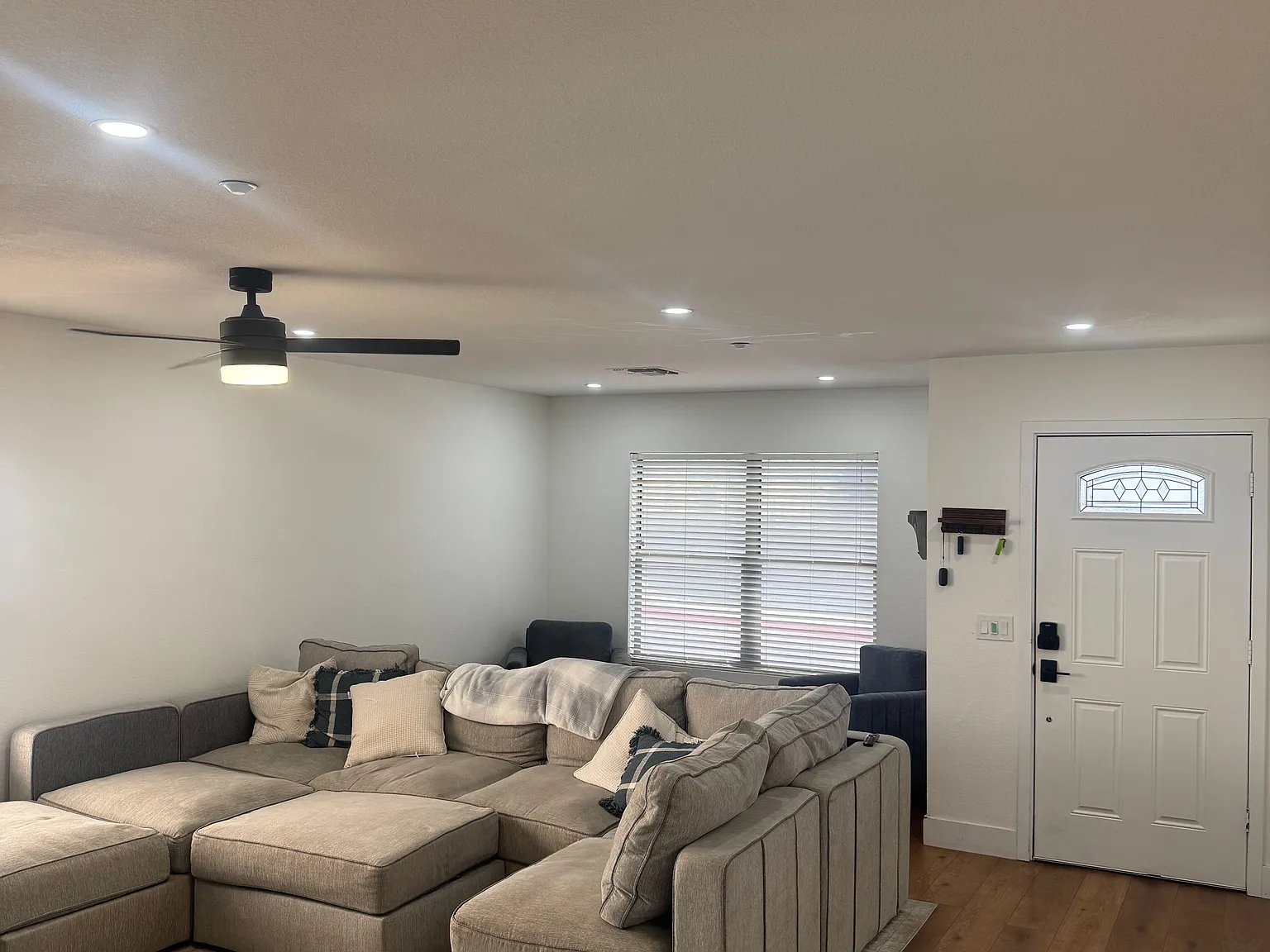 4 bed, 2371 sqft, $4,300 — Photo 4