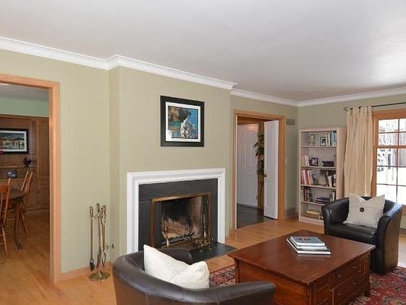 3rd image of 4064 N Richland Ct