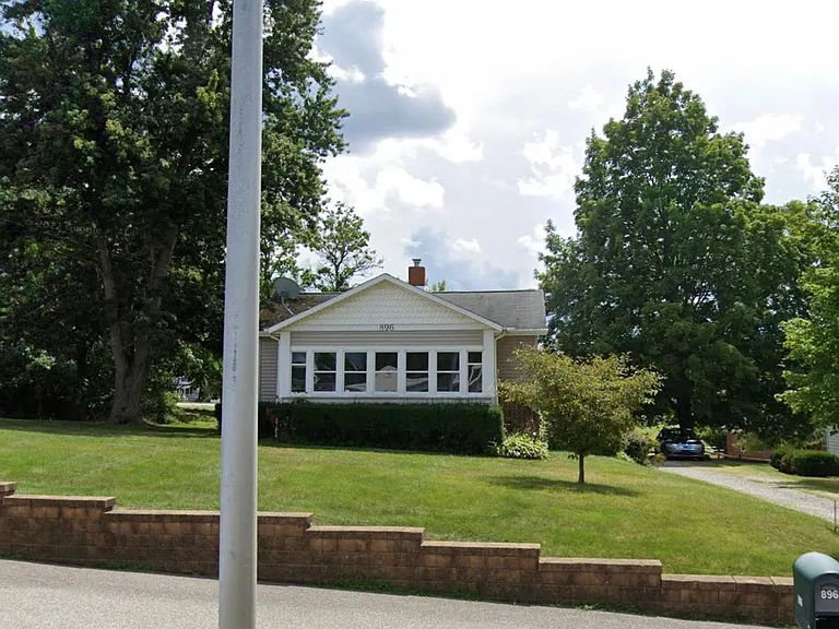 896 E Aurora Rd — Photo 10