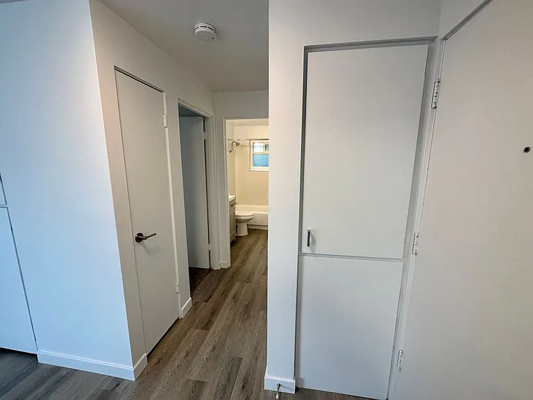 501 Malden Ave E — Photo 14