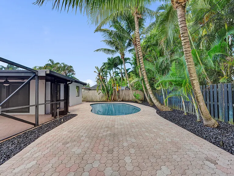 1250 SW 4th St — Photo 57