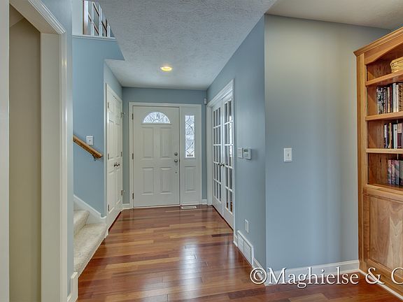 5th image of 210 Glencarin Dr NE