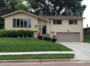 507 James Pl, Yankton, SD 57078