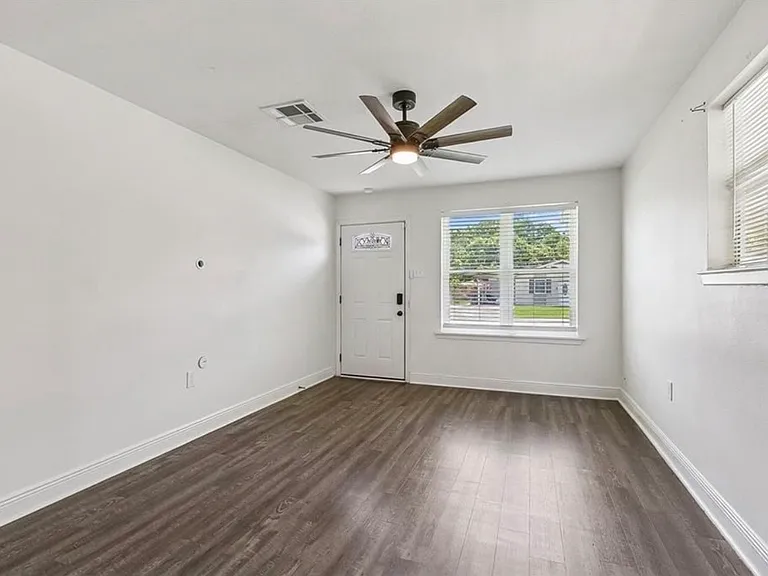 1536 Redwood Dr — Photo 3