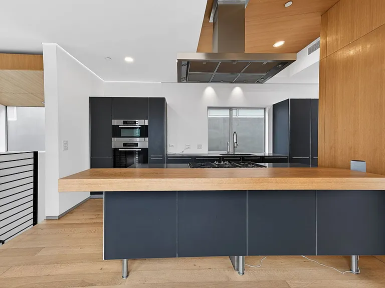 404 Grand Blvd — Photo 11