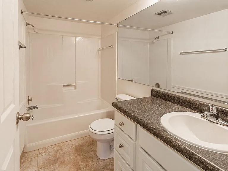Delta Square Apartments - Lansing, MI — Photo 21