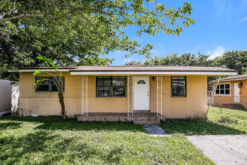 4 bed, 2.0 bath, 1177 sqft, $2,585 — Photo 1
