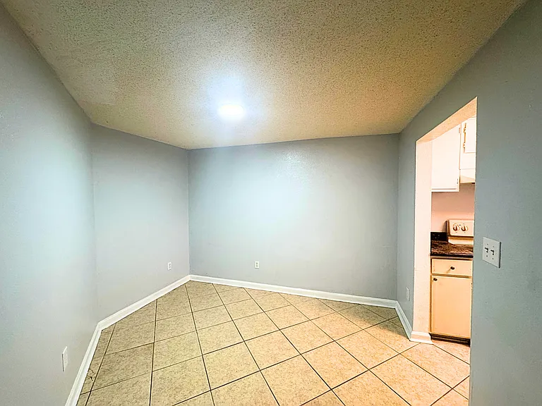 Willow Tree Apartments — Photo 24
