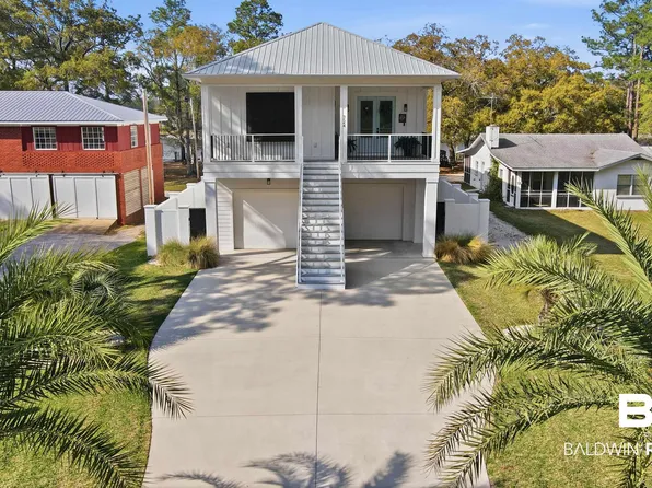 724 Canal Dr W, Gulf Shores, AL 36542