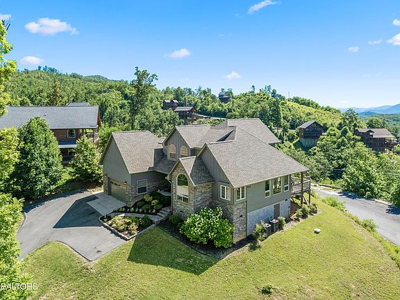 3rd image of 904 Pine Cone Way