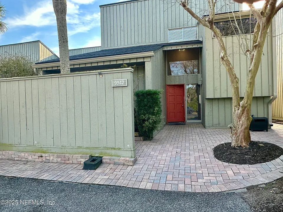 9942 Sawgrass Dr E