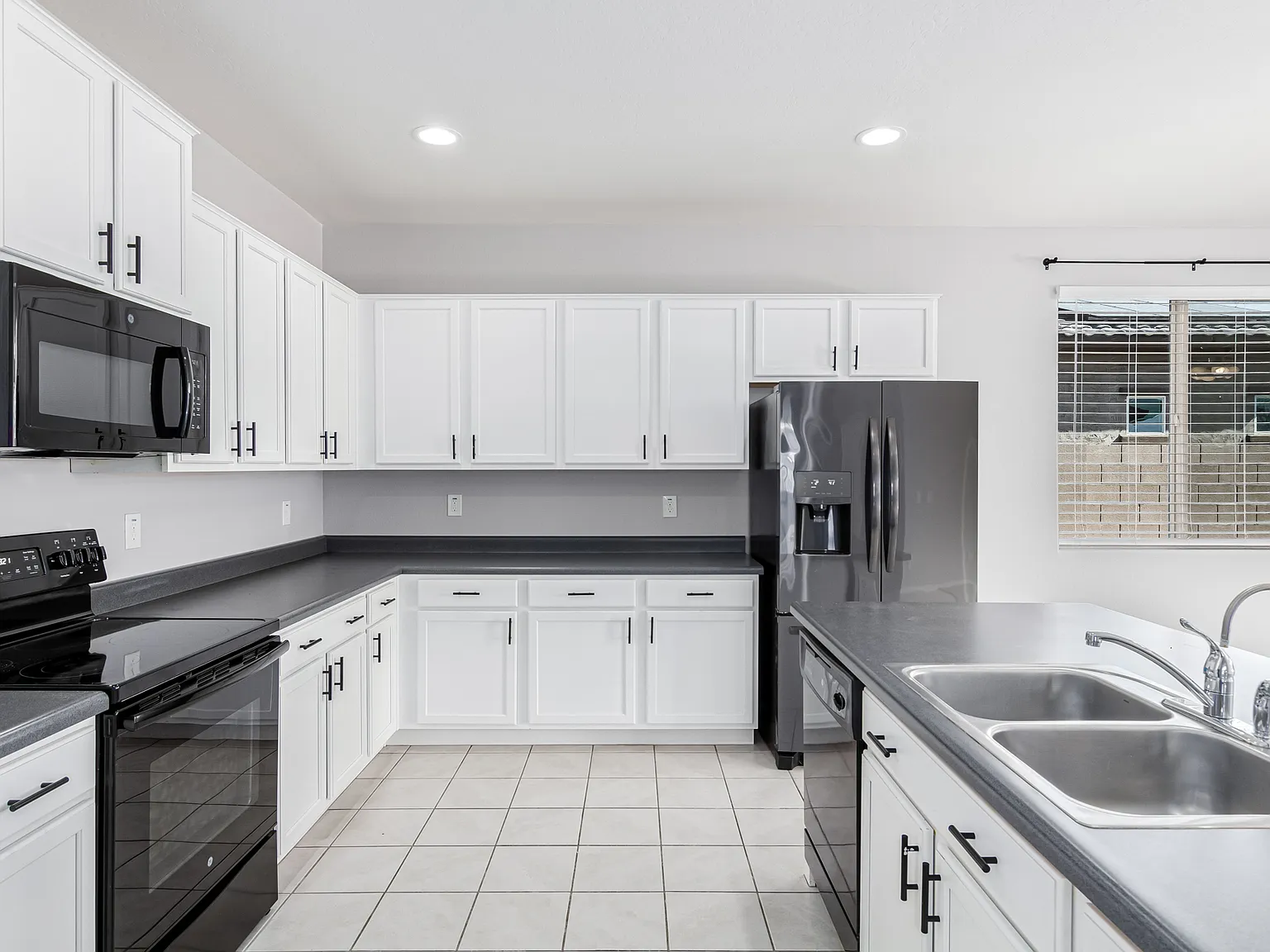 3 bed, 2032 sqft, $2,100 — Photo 2