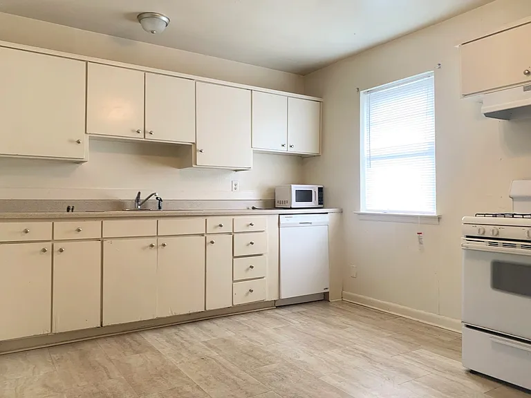 712 Juno Ln — Photo 4