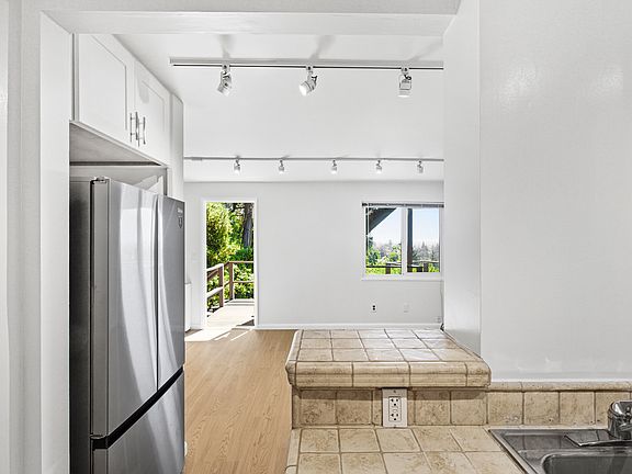 2nd image of 52 Panoramic Way APT B