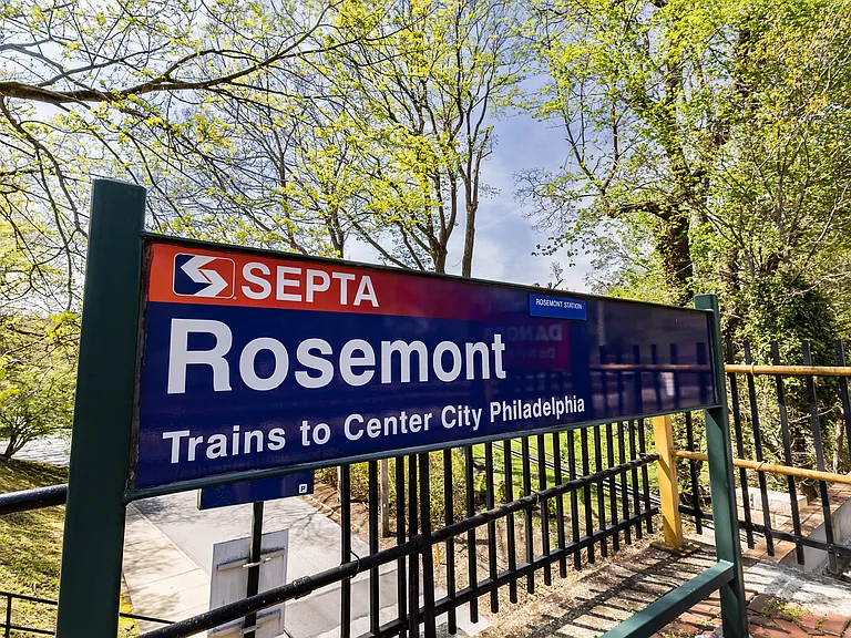 Rosemont Plaza — Photo 27