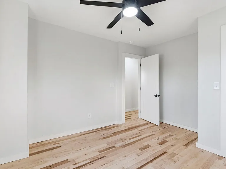 2831 E University St — Photo 18