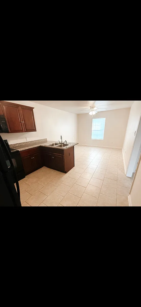 Building Photo - 1712 Ridgefield Ave #B