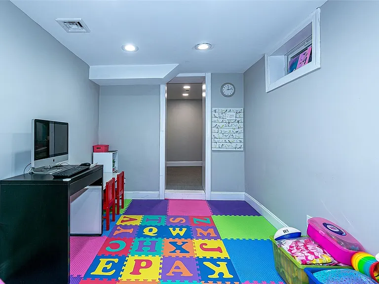 81 Maple Ave — Photo 9