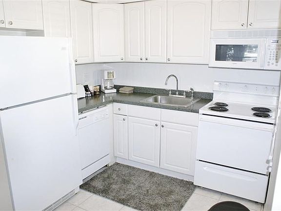 3rd image of 2300 NE 9th Ave #4