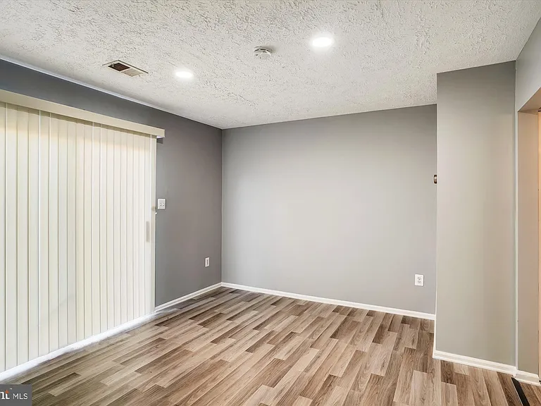8603 Woodhue Ct — Photo 7