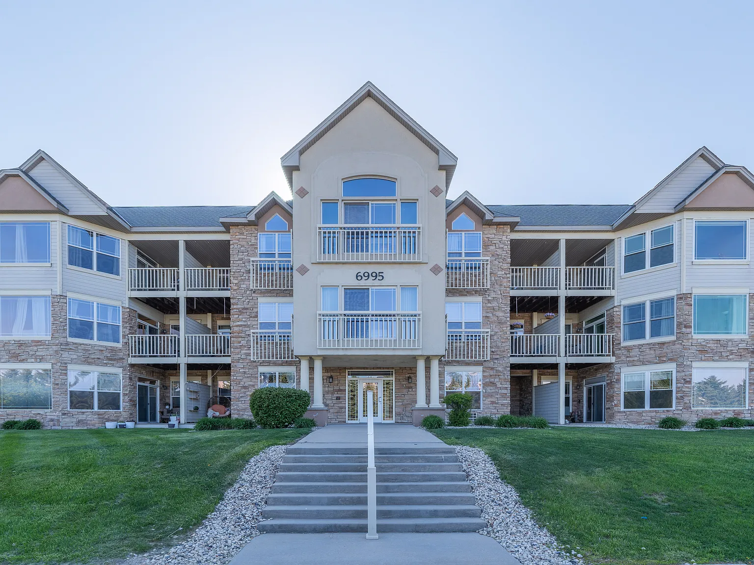 2 bed, 1281 sqft, $1,900 — Photo 1
