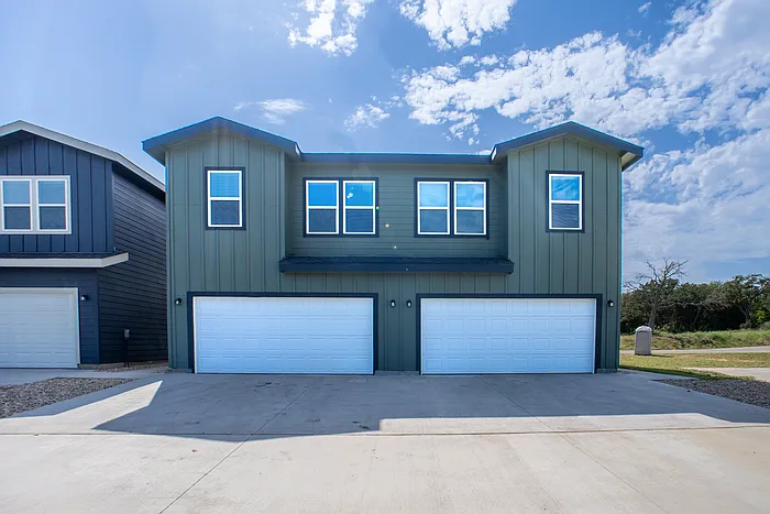 3 bed, 2.5 bath, 1379 sqft, $1,795 — Photo 2