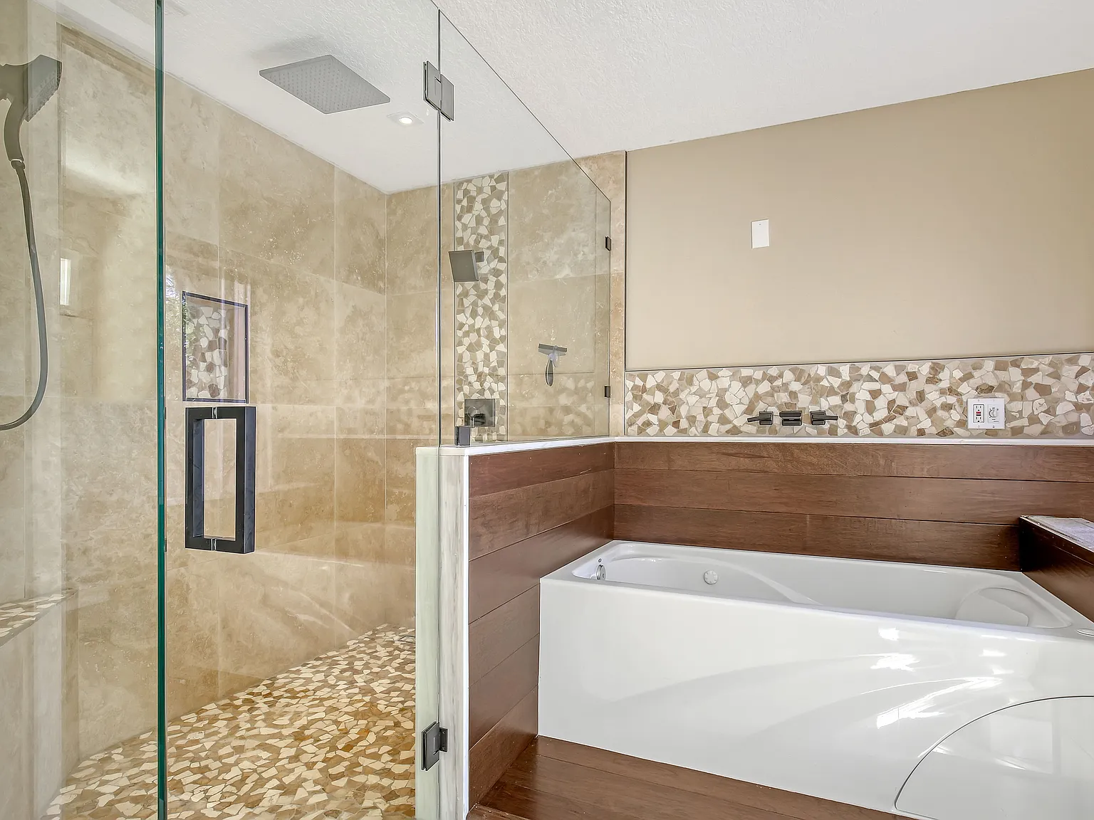 5 bed, 4600 sqft, $10,000 — Photo 4