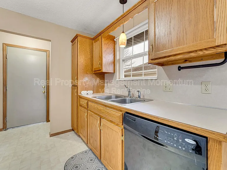 2671 N Cedar Ave — Photo 12