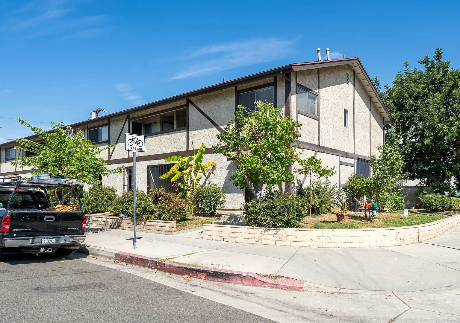 Bright 1 Bedroom Apartment Near NoHo Arts District — Photo 2