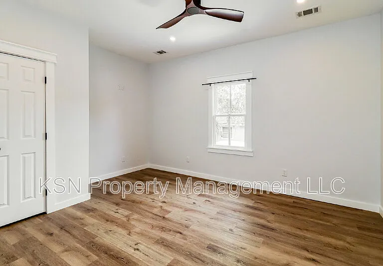 1025 W 38th St — Photo 7