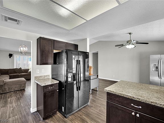 5th image of 801 Greenbrook St
