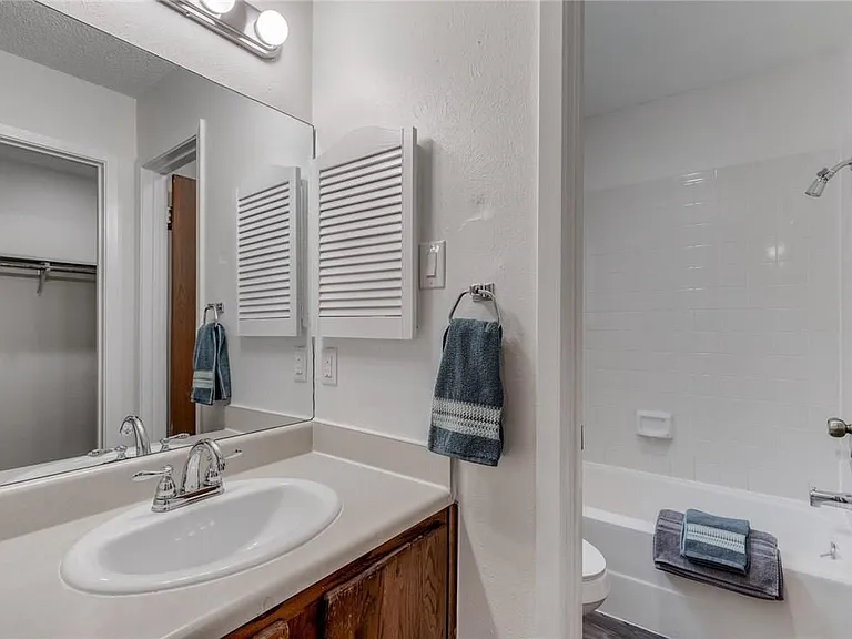 11405 Walnut Ridge Dr #B — Photo 17
