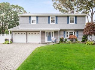 8 Pelican Rd, Hauppauge, NY 11788