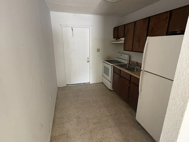 1604 Avenue E #B — Photo 2