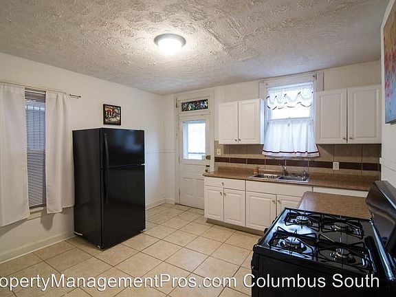 3rd image of 890 E Livingston Ave