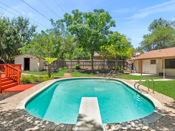 102 Laural Ln, Universal City, TX 78148