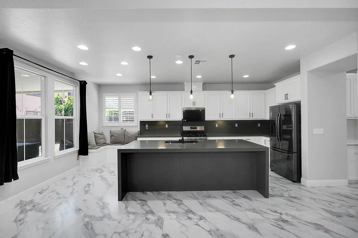 5 bed, 4.0 bath, 3502 sqft, $5,075 — Photo 4