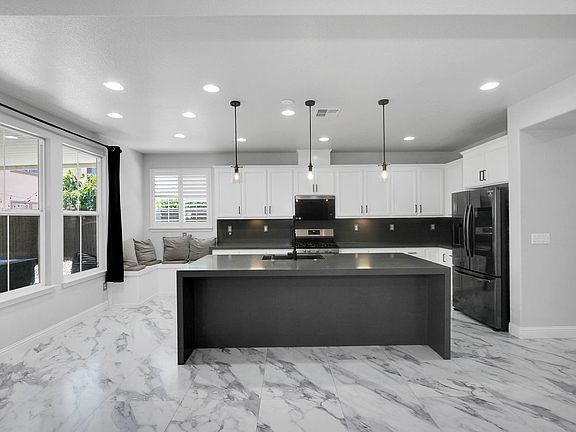 4th image of 321 Myrtle Ln