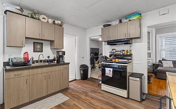 4 bed, $2,500 — Photo 2
