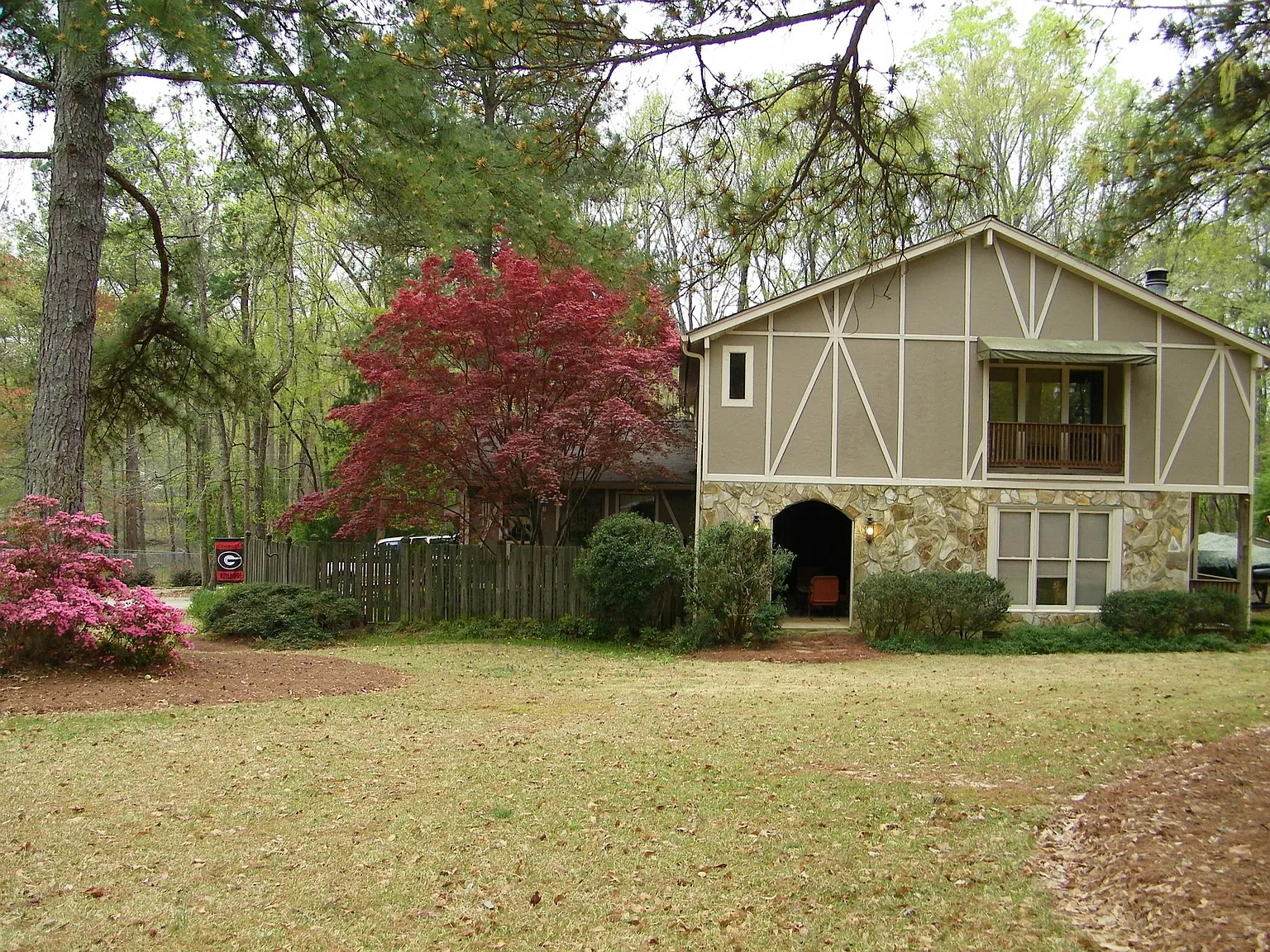 1051 Sherwood Dr — Photo 1