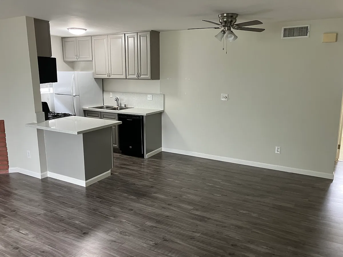 Building Photo - 303 E Providencia Ave #H