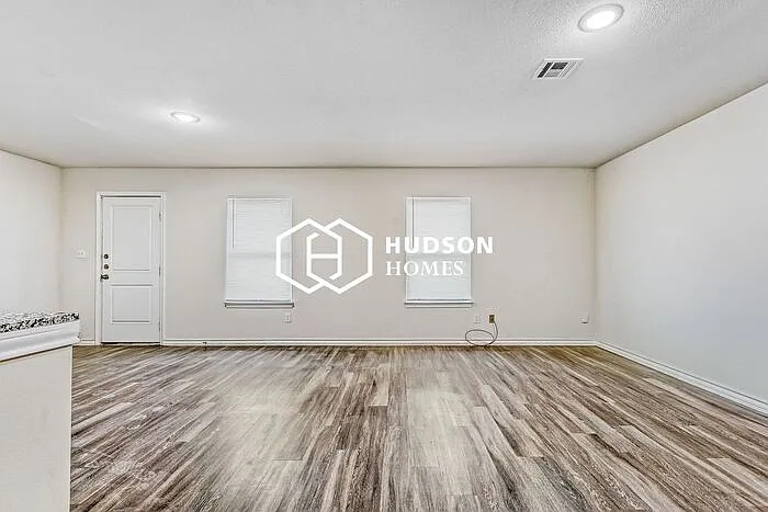 3 bed, 2.0 bath, 1298 sqft, $999 — Photo 3
